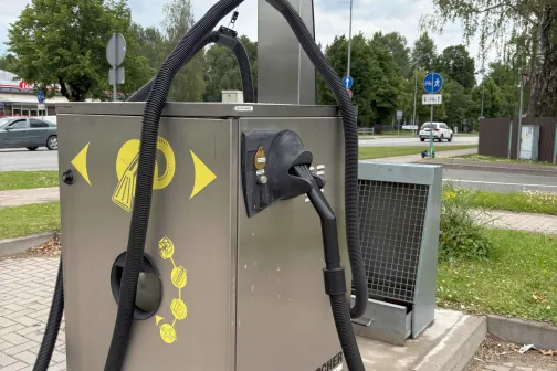 Automa&scaron;īnu mazgā&scaron;anas aparāts uz stāvlaukuma, ar &scaron;ļūtenēm un zīmējumiem.