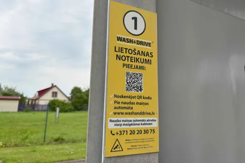 Auto mazgātuves lieto&scaron;anas instrukcijas zīme Latvijā.
