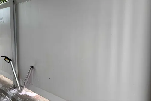 Uz balta auto mazgātavas paneļa divi &scaron;ļūteņu turētāji.