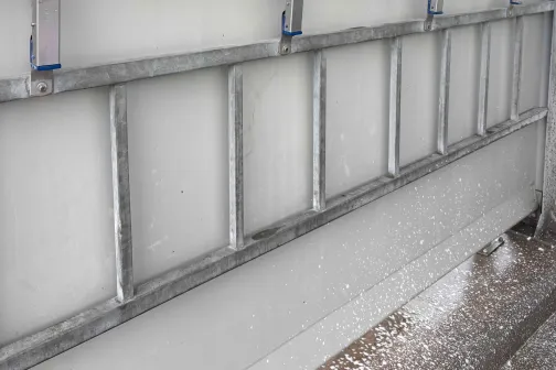 Mazgātavas sienu rotā uzraksts "WASH & DRIVE".