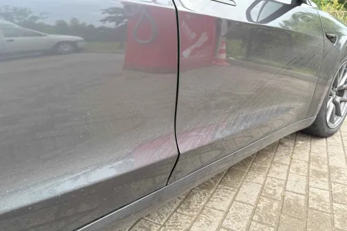 Netīras automa&scaron;īnas sāns pie mazgātavas.