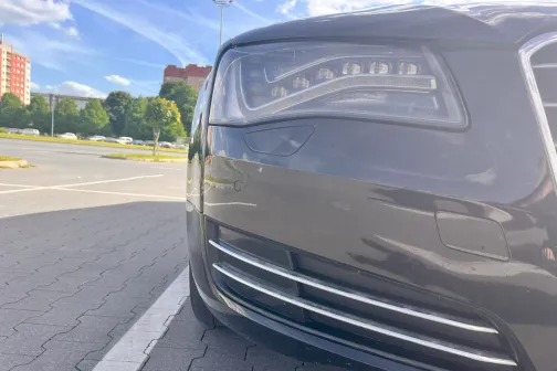 Automa&scaron;īnas priek&scaron;puse stāvlaukumā saulainā dienā.