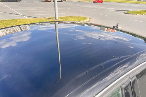 Automa&scaron;īnas jumts ar putekļiem stāvlaukumā.