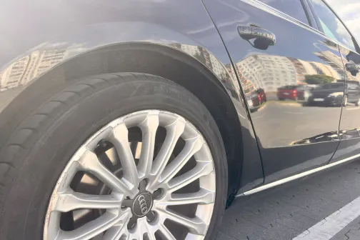 Melna automa&scaron;īna ar spīdīgu virsmu, atspoguļo apkārtējo vidi.