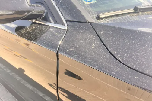 Netīra automa&scaron;īna, klāta ar putekļiem un traipiem.