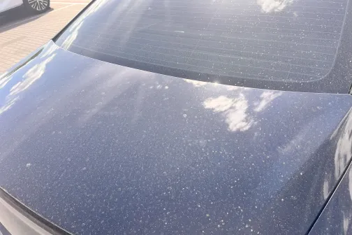 Netīrs automa&scaron;īnas priek&scaron;ējais stikls un pārsegs saulē.