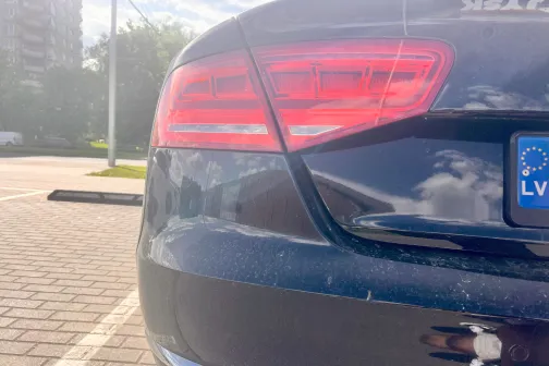 Melna automa&scaron;īna ar netīrumiem uz aizmugurējā bufera.