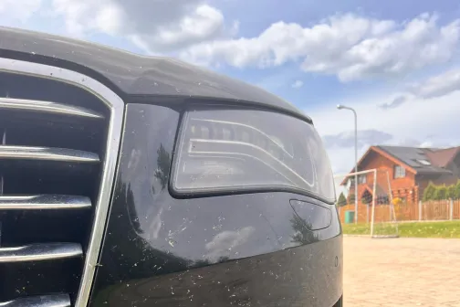 Melnas automa&scaron;īnas priek&scaron;gals ar netīrumiem uz režģa.