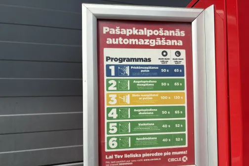 Pa&scaron;apkalpo&scaron;anās automazgātavas programmu saraksts uz sienas.