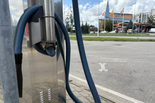 Automa&scaron;īnas mazgā&scaron;anas &scaron;ļūtene piepilsētas teritorijā.