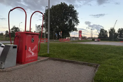 Sarkans putekļusūcējs pie automazgātavas vakarā.