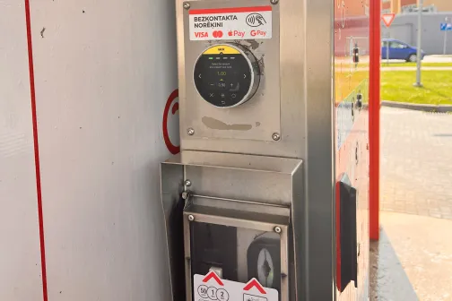 Automazgātavas maksājumu aparāts saulainā dienā.