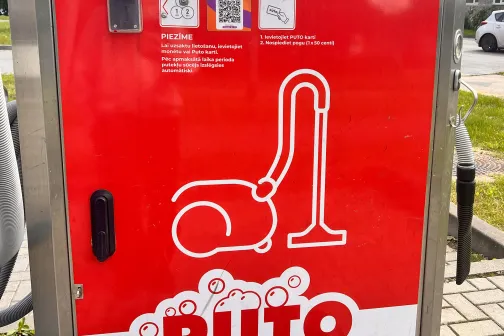 Putekļu sūcējs stacija ar sarkanu paneli un uzrakstu "Puto".