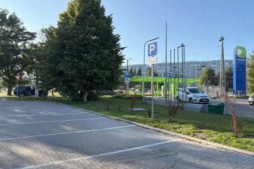 Tuk&scaron;a autostāvvieta blakus auto mazgātuvei saulainā dienā.