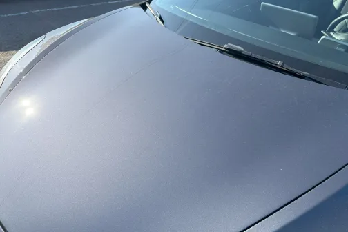 Spīdīga automa&scaron;īna saulainā dienā.