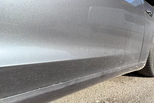 Netīrs pelēks automa&scaron;īnas sāns saulainā laikā.