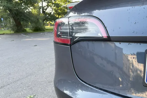 Automa&scaron;īnas aizmugurējais lukturis uz asfaltēta laukuma.