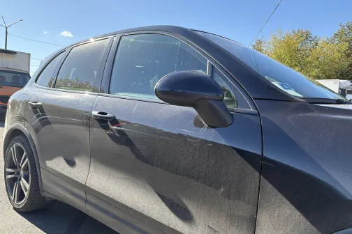 Netīra melna automa&scaron;īna saulainā dienā.