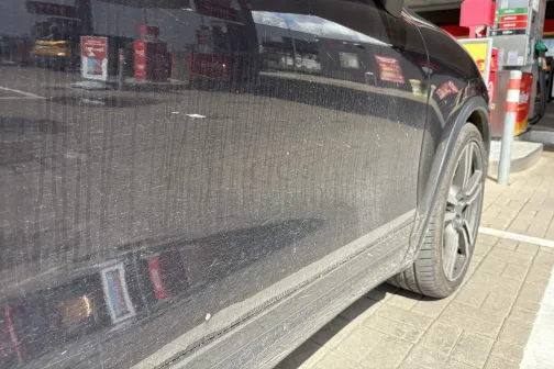 Netīra melna automa&scaron;īna pie degvielas uzpildes stacijas.