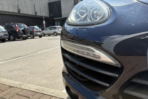 Auto priek&scaron;puse stāvlaukumā.