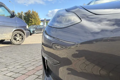 Spīdīgas ma&scaron;īnas priek&scaron;puse saulainā dienā.