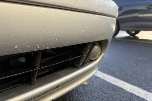 Ar automa&scaron;īnas priek&scaron;ējais bamperis ar dubļiem.