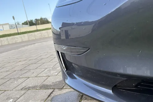 Pelēka automa&scaron;īna uz bruģakmens, skats uz priek&scaron;ējo bamperi.