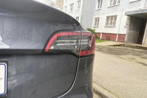 Tum&scaron;as krāsas automa&scaron;īnas aizmugure ar netīrumiem.