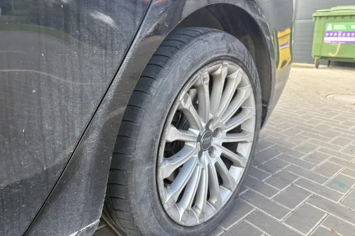 Netīrs automa&scaron;īnas ritenis pie automazgātavas.