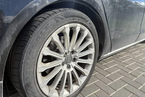 Netīrs auto ritenis uz bruģa.