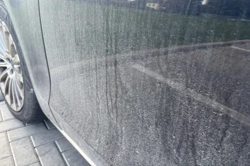 Netīrs automa&scaron;īnas sāns ar dubļu &scaron;vīkām.