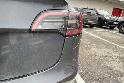 Netīra automa&scaron;īnas aizmugure stāvvietā.