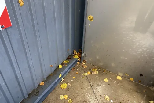 Automazgātavas stūris ar rudens lapām.