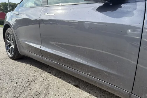 Pelēka automa&scaron;īna saulainā dienā, sānskats.