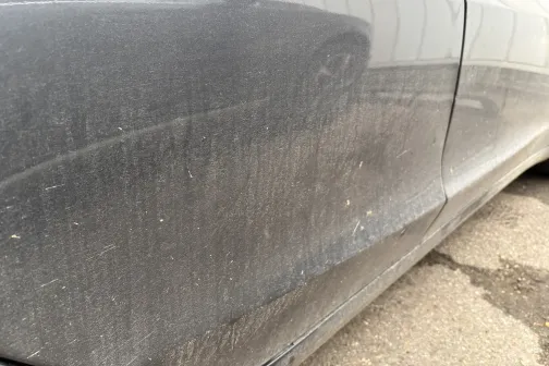 Netīrs automa&scaron;īnas sāns ar redzamām dubļu &scaron;vīkām.