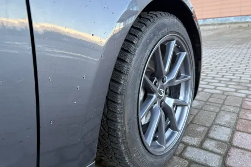 Automa&scaron;īnai netīrs priek&scaron;ējais ritenis uz bruģēta seguma.