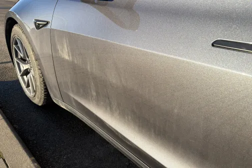 Netīrs pelēks auto saulē, nepiecie&scaron;ama mazgā&scaron;ana.