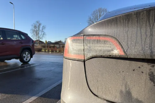 Netīra automa&scaron;īna stāvlaukumā saulainā dienā.