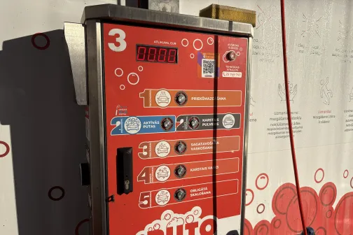 Sarkans pa&scaron;apkalpo&scaron;anās automazgātavas vadības panelis.