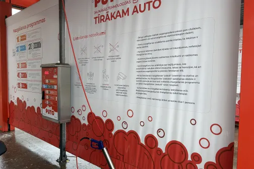Automazgātavas siena ar instrukcijām auto mazgā&scaron;anai.