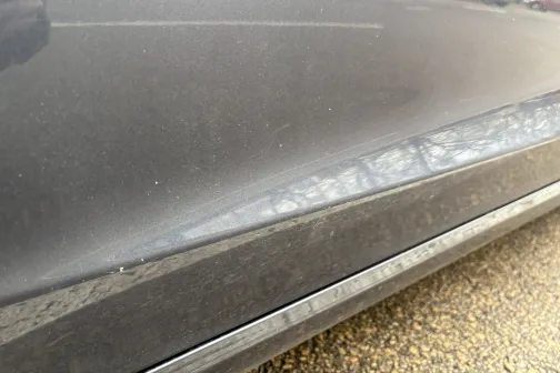 Auto durvis ar atspulgiem pelēkā krāsā.