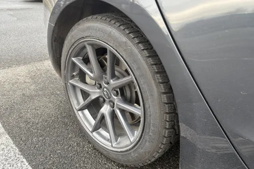 Auto riepa un disks stāvvietā.