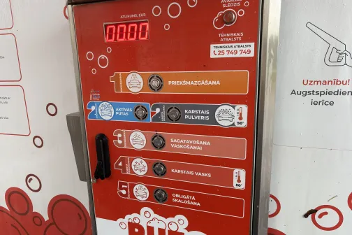 Automazgātavas programmu panelis ar piecām mazgā&scaron;anas izvēlēm.