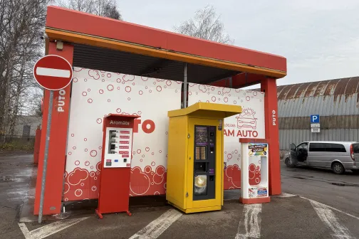 Kafijas un tirdzniecības aparāti pie automazgātavas.