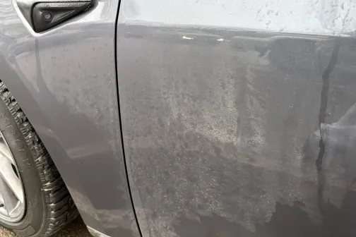 Netīra pelēka automa&scaron;īnas sānu durvju virsma.