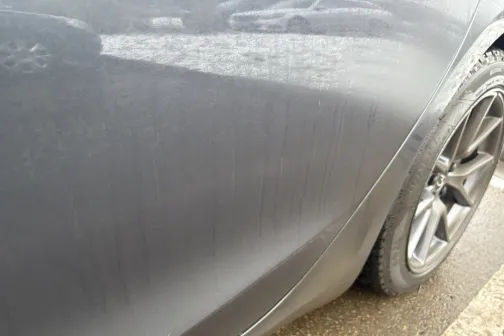 Netīras automa&scaron;īnas sānu durvis.