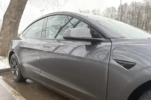 Pelēks automa&scaron;īnas sānskats sniegotā fonā.