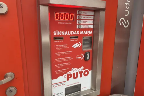 Klientu kartes un naudas maiņas aparāts.