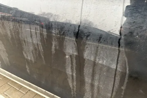 Netīras automa&scaron;īnas durvis ar ūdens traipiem.