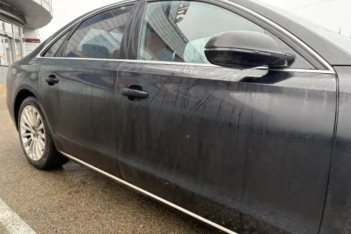 Netīra melna automa&scaron;īna stāvvietā.